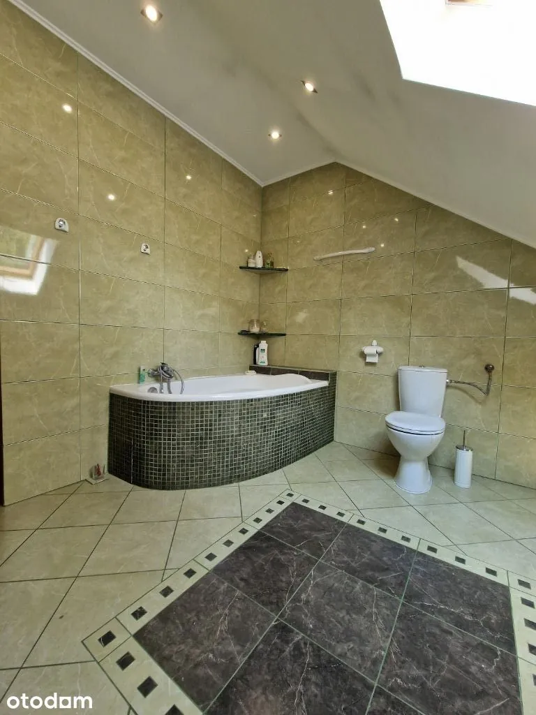 Przestronny dom z poddaszem, 240 m² — zdjęcie 9 z 11